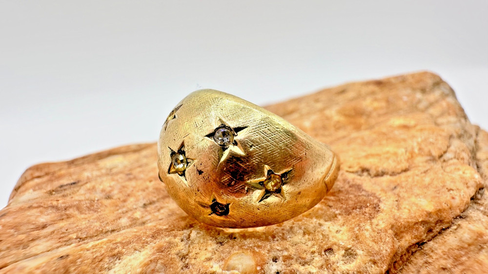 VTG KARATCLAD 18K DOME BOMBE STAR SET CZ ENGINE TURNED TEXTURE RING SIZE 5.25