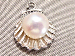VINTAGE 925 STAMPED STERLING 9 MM FINE CULTURED PEARL IN CLAM SHELL CHARM