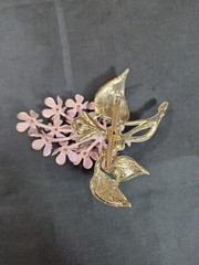 VTG ENAMEL GLASS PINK VIOLETS HYDRANGEA LILACS FLOWER BOUQUET CLUSTER BROOCH