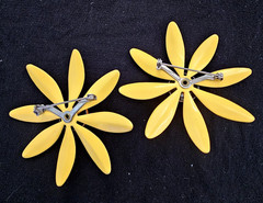 Pair of Vtg Yellow Orange Enamel Daisy Flower Brooches Pins 2.5″ Mod 60s Retro