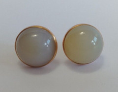 VINTAGE 14K GOLD WHITE JADE CABOCHON STUD EARRINGS