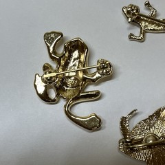 VTG Tiny Brooches Pins Gold Tone Lizard Green Eyed Frog Trifari Frog Kore Fish