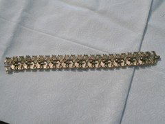 Vintage Crown Trifari Brushed Textured Gold-Tone White Beaded 7.5″ Bracelet