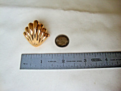 VTG 1970s SCALLOPED SEASHELL GOLD TONE HINGED W/ SAFETY CATCH DRESS/SCARF CLIP
