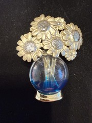 VINTAGE AJC AMERICAN JEWELRY CHAIN DAISY FLOWER BOUQUET VASE BROOCH 2.25″