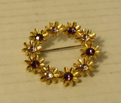 Vintage Gold Tone Daisy Wreath Brooch Purple Pink Rhinestone Flower Pin 1.5″