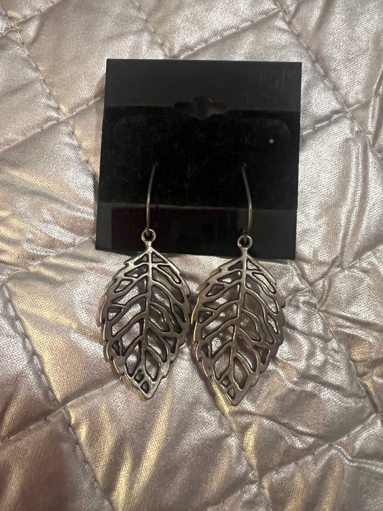 Vintage-Inspired Silver Tone Leaf Dangle Earrings #boho #naturecore #fairycore