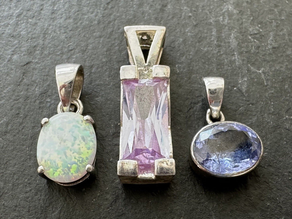 THREE VINTAGE STERLING SILVER SPRING COLOR GEM CHARM PENDANTS G354