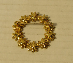 Vintage Gold Tone Daisy Wreath Brooch Purple Pink Rhinestone Flower Pin 1.5″