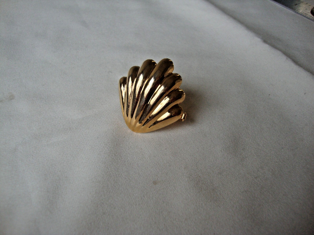 VTG 1970s SCALLOPED SEASHELL GOLD TONE HINGED W/ SAFETY CATCH DRESS/SCARF CLIP
