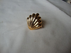 VTG 1970s SCALLOPED SEASHELL GOLD TONE HINGED W/ SAFETY CATCH DRESS/SCARF CLIP