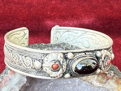 Antique Almandine Garnet 3.5cts Oval Cabochon Biedermeier Bracelet Silver&Corals