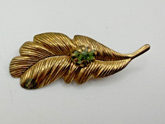 VINTAGE GOLD TONE LEAF BROOCH PIN GREEN STONE 2.5 IN COSTUME JEWELRY
