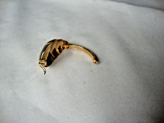 VTG 1970s SCALLOPED CONCH SHELL GOLD TONE HINGED W/SAFETY CATCH DRESS/SCARF CLIP