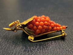 ANTIQUE VICTORIAN CORAL GRAPE BUNCH BROOCH-GILDED 800-FRUIT