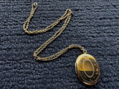 Vintage 12K Gold Filled Hand Etched Oval Locket Pendant Necklace With 20in Chain
