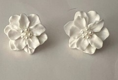 Vintage White Flower Pierced Acrylic Earrings With Pearl (Faux) Accents
