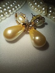 Costume Jewlery 2 Necklaces And 1 Set Of Earrings Costume Pearls