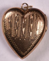 9K/9C WWII Gold Locket Heart Soldier Photo