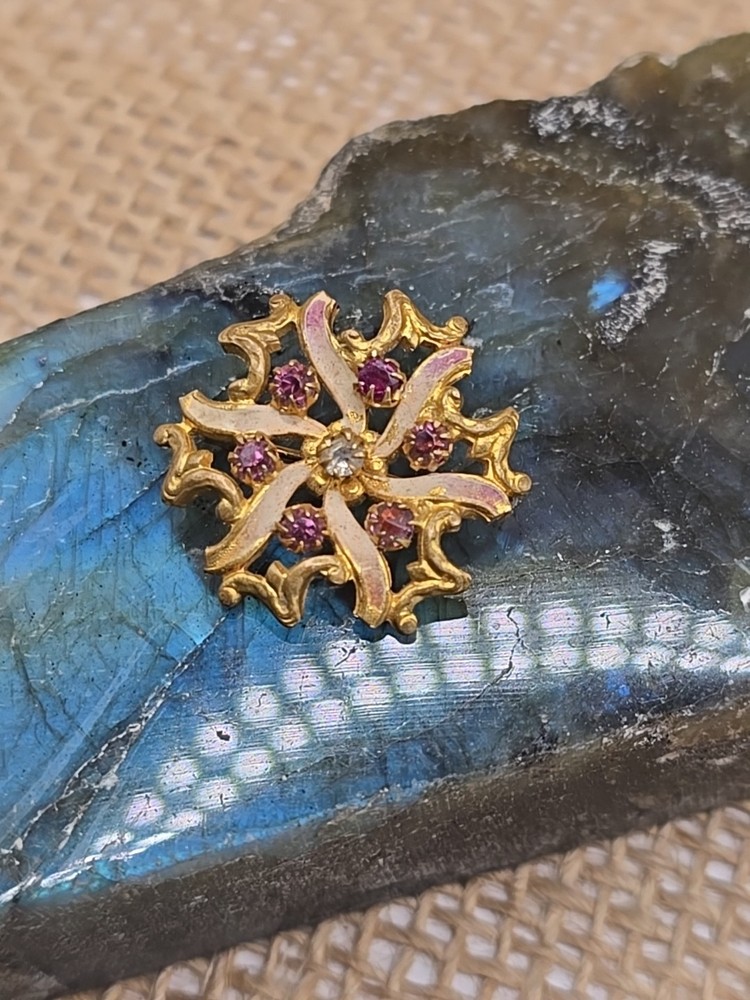 Antique Gilt Metal Dark Pink Rhinestone Pinwheel Ribbon Brooch 1″