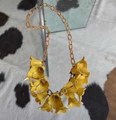 True Vintage 30s 40s Yellow Celluloid Bell Flower Necklace Peach Pink Chain 17″