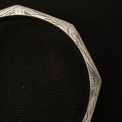 VINTAGE ESTATE STERLING SILVER HAND CARVED PUFFY OCTAGON BANGLE BRACELET 7 1/8”