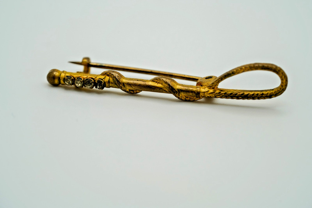 Antique Gold Plate Horse Whip Rhinestone Brooch 4.5cm JB29