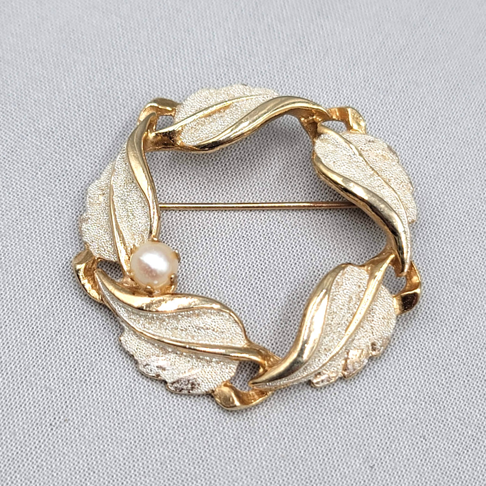 Vintage Kramer Wreath Brooch Gold tone White Brushed Enamel 1.75″