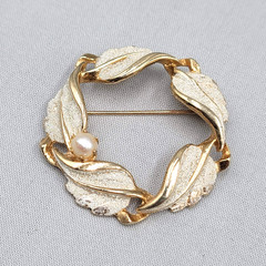 Vintage Kramer Wreath Brooch Gold tone White Brushed Enamel 1.75″