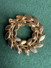 vintage unbranded pink&green rhinestone round brooch pin gold tone