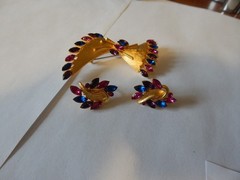 VTG 1960S JJ JONETTE 3 PIECE SET GOLD TONE BLUE RHINESTONES COLORED EARRINGS PIN