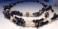 VTG ARTIST 3 STRAND ASYMMETRICAL LUSTROUS PEARL BLACK STONE BEADED NECKLACE 20″