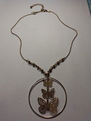 Unique Vintage 18 1/2″ Avon necklace with 2″ dangling ring with varies sized…