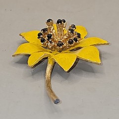 Ledo Brooch Pin Lg Yellow Sunflower Gold Tone Signed, Dated 1961 Vintage 3 1/8″