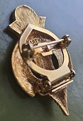 VTG Signed ART Brooch Hinged Scarf Clip Brushed Gold Tone 1 3/4″ Fashion Jewelry