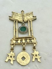 Vintage Juliana D&E Book Piece Gong Stand Pendant Necklace