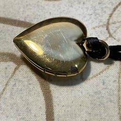 Vintage Military Sweetheart Heart Locket – Goldtone – Fast Shipping