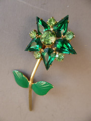 Vintage Star Flower Green Rhinestone Brooch Pin Prong Set Stones