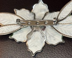 VINTAGE RESIN POINSETTIA LIGHTWEIGHT BROOCH Clothing Accessory Pin