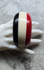 VTG MOD LAYERED STRIPED LAMINATE LUCITE BANGLE BRACELET RED BLACK CREAM STRIPES