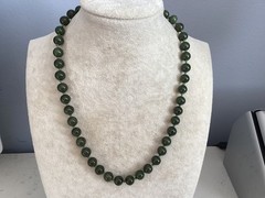 INCREDABLE VINTAGE HAND KNOTTED GENUINE JADE BEAD UNIQUE CLASP NECKLACE NR