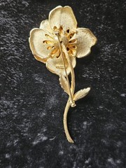 FRANCOIS Signed 4.25″ Brooch Gold Tone Rhinestone Long-Stem Flower Layered Vtg