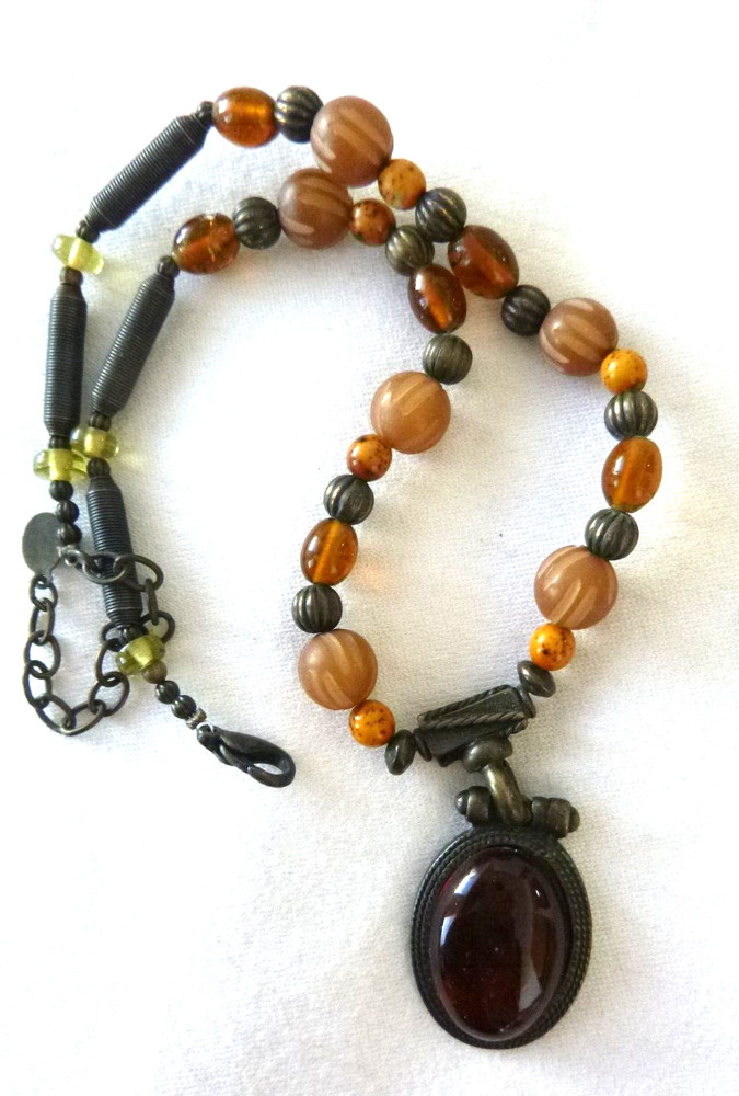 Signed ROBERT ROSE Faux Amber Pendant Necklace 16″ Acrylic & Metal Coil Beads