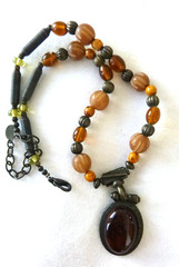 Signed ROBERT ROSE Faux Amber Pendant Necklace 16″ Acrylic & Metal Coil Beads