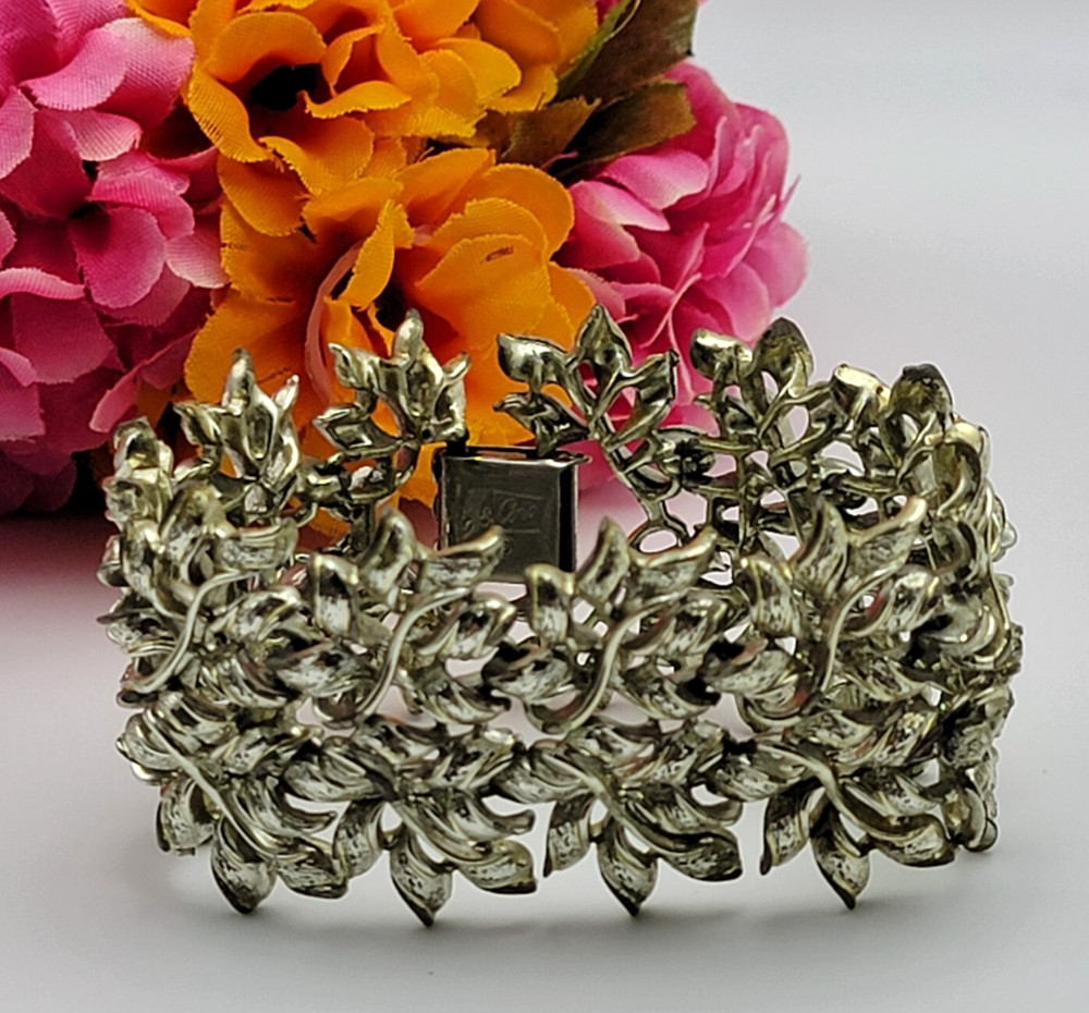 Coro Silver Tone Textured Leaf Vine Link Chain Bracelet 7 Inch Fold Over Clasp