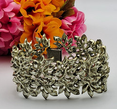Coro Silver Tone Textured Leaf Vine Link Chain Bracelet 7 Inch Fold Over Clasp