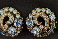 Vintage HOLLYCRAFT 1955 Swirled Blue Clear Rhinestone Stunning Clip Earrings