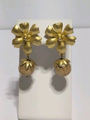 Vintage Gold Tone Flower & Wood Bead Stud Dangle Earrings 2″. BOHO. 70’s.