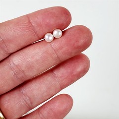 Vintage Small 10K Yellow Gold Pearl Stud 5.2mm Earrings Staple Luxury Pretty