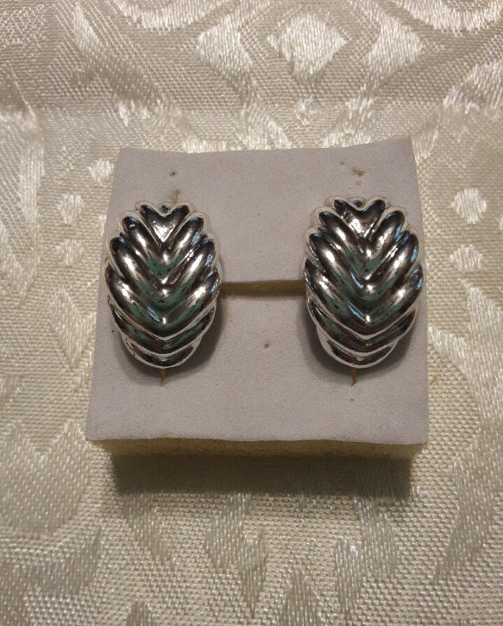 Vintage Leaf design stud earrings